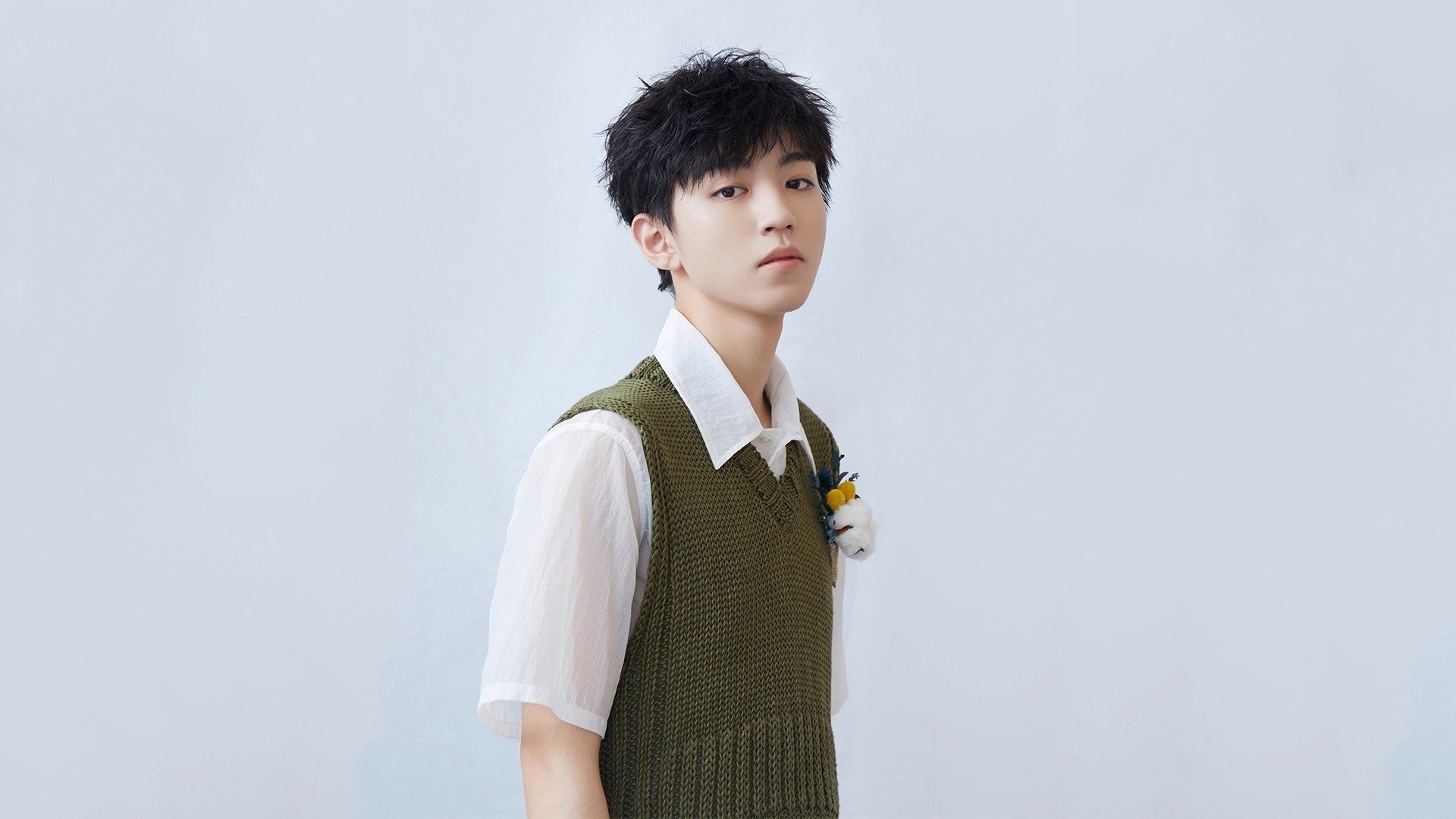 紧张比赛中球员们拼尽全力,呈现出令人瞩目的表现,比赛紧张有序