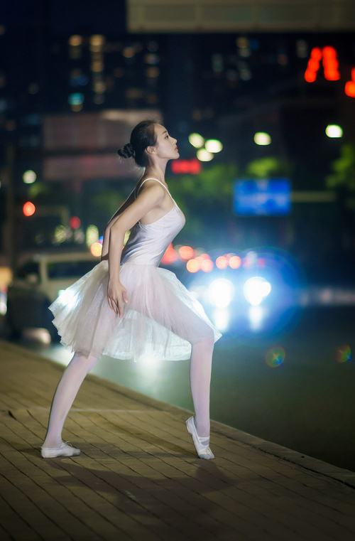 b体育入口-紧张比赛中球队实力对决，角逐激烈，紧张激烈的比赛开始了,选手们歇后语