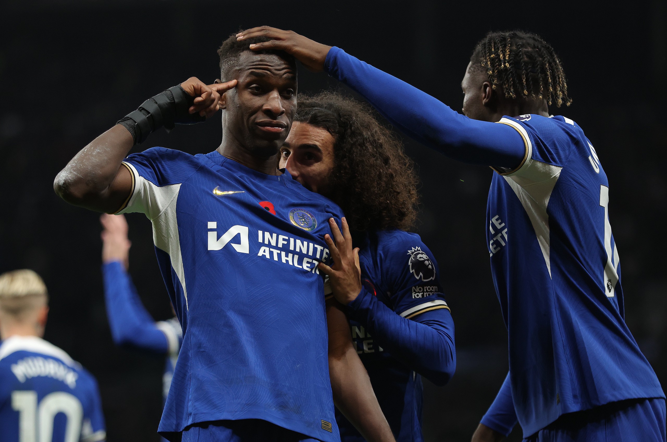 关于B体育:中场核心伤退！球队实力大打折扣的信息